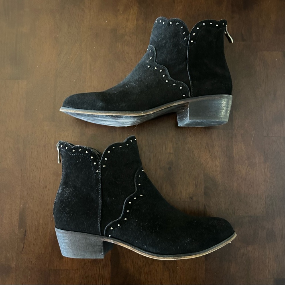 Chinese Laundry “Saunter” studded suede western style black ankle boots Size 9